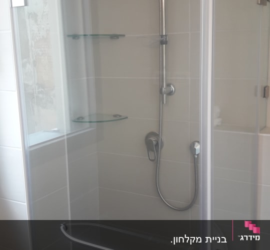 מקלחון זכוכית עם מדפים וראש מקלחת מתכוונן